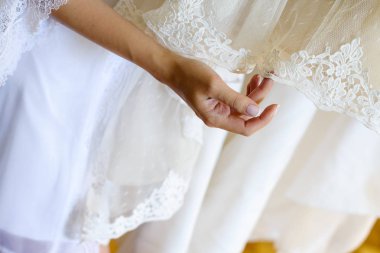 Muhteşem gelin düğün günü sabahı giyiniyor