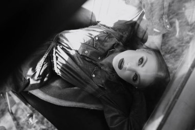 Eski araba ile siyah ve beyaz poz kot elbise giymiş kız