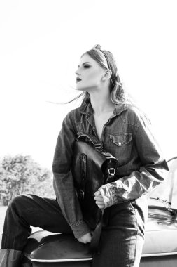 Eski araba ile siyah ve beyaz poz kot elbise giymiş kız