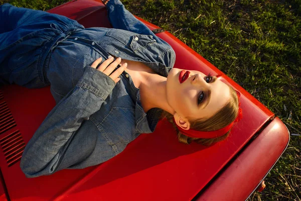 Menina Vestida Com Roupas Ganga Posando Por Carro Velho Vermelho — Fotografia de Stock