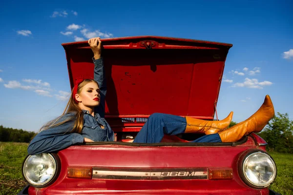 Девушка Джинсовой Одежде Позирующая Красной Старой Машине — стоковое фото