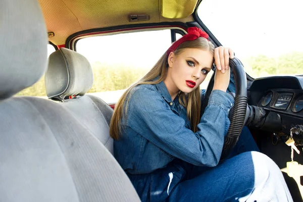 Menina Vestida Com Roupas Ganga Dirigindo Carro Velho Vermelho — Fotografia de Stock