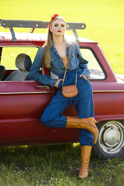 Flicka Klädd Denim Kläder Poserar Med Röda Gamla Bil — Stockfoto