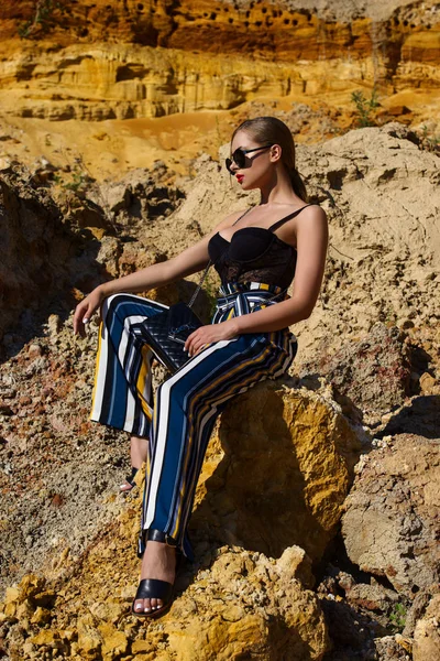 Çizgili pantolon ıssız doğada poz kadında moda çekim