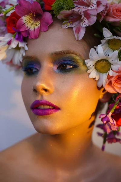 Moda Tiro Mulher Jovem Com Maquiagem Colorida Brilhante — Fotografia de Stock