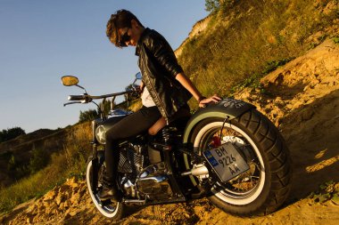 Issız doğada bisikletle poz çekici şık tehlikeli kız