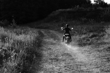 Çekici şık tehlikeli kız ıssız doğa, siyah ve beyaz fotoğraf motosiklet sürme