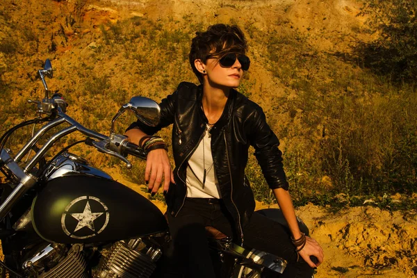 Menina Perigosa Elegante Atraente Posando Bicicleta Natureza Deserta — Fotografia de Stock