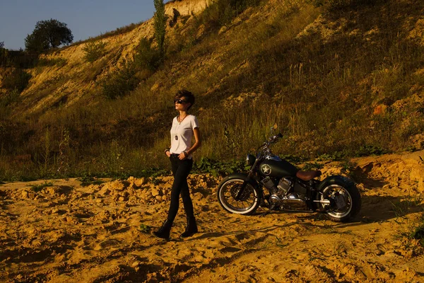 Menina Perigosa Elegante Atraente Posando Bicicleta Natureza Deserta — Fotografia de Stock