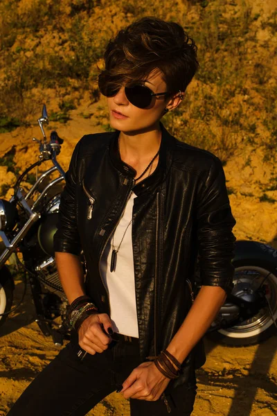 Menina Perigosa Elegante Atraente Posando Bicicleta Natureza Deserta — Fotografia de Stock