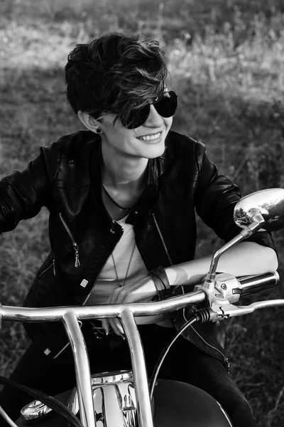 Menina Perigosa Elegante Atraente Posando Bicicleta Natureza Deserta Foto Preto — Fotografia de Stock