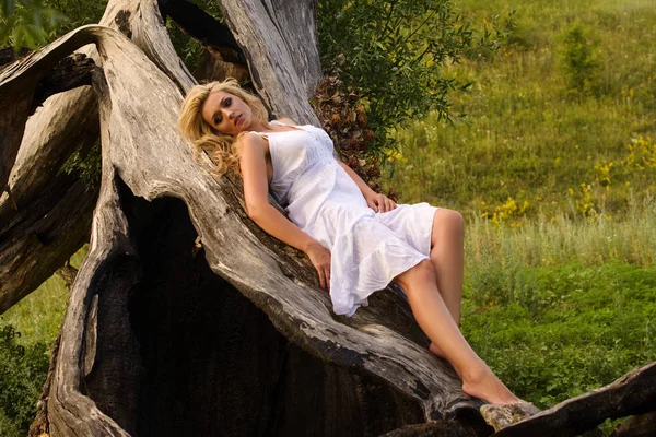 Menina Loira Vestido Branco Posando Natureza Verão — Fotografia de Stock