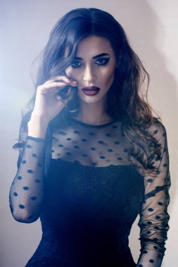 siyah elbise giymiş seksi genç güzel esmer kadın 
