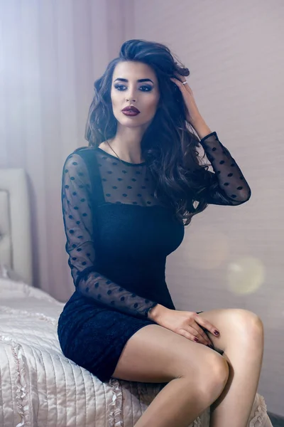 siyah elbise giymiş seksi genç güzel esmer kadın 