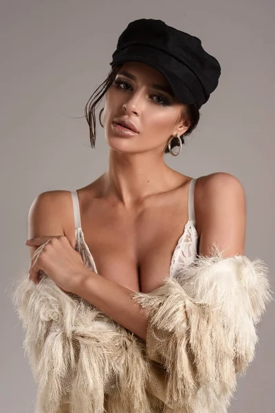 Genç Güzel Esmer Kadın Stüdyoda Poz Siyah Şapka Beyaz Çamaşırı — Stok fotoğraf
