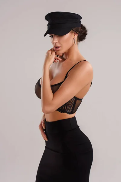 Seksi Genç Güzel Esmer Kadın Siyah Şapka Etek Sutyen Giyiyor — Stok fotoğraf