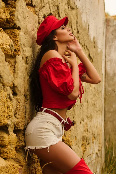 Giovane Bella Donna Bruna Con Stivali Rossi Cappello Shirt Pantaloncini — Foto Stock