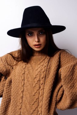 seksi genç güzel esmer kadın şapkasıyla poz  