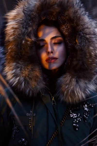 kürk başlık poz ile parka genç güzel kadın 