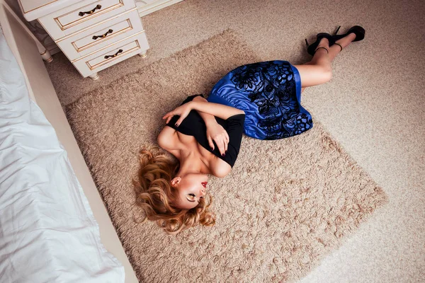 床の上に横たわるポーズ若い美しい女性 — ストック写真