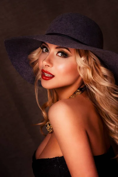 Jeune Belle Femme Chapeau Posant — Photo