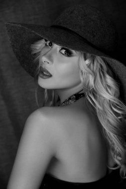 Şapkalı güzel bir kadın poz veriyor. 