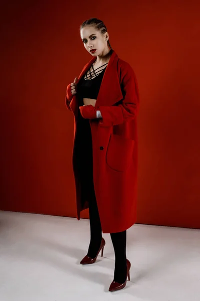 Seksi Güzel Kadın Kırmızı Eldiven Studio Poz — Stok fotoğraf