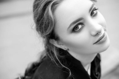 Çekici şık kız poz, siyah beyaz fotoğraf