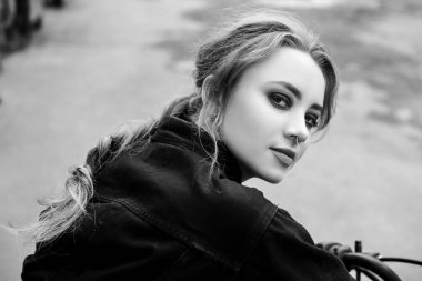 Çekici şık kız poz, siyah beyaz fotoğraf