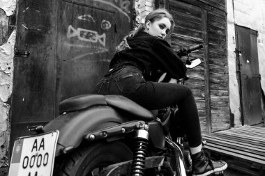 Motosiklet, siyah beyaz fotoğraf ile poz çekici şık kız