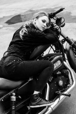 Motosiklet, siyah beyaz fotoğraf ile poz çekici şık kız