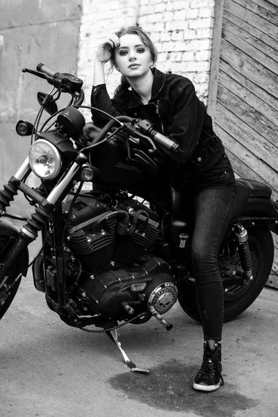 Muchacha Atractiva Elegante Posando Con Motocicleta Foto Blanco Negro — Foto de Stock