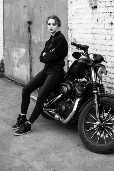 Menina Elegante Atraente Posando Com Motocicleta Foto Preto Branco — Fotografia de Stock
