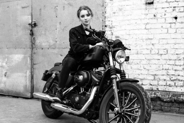 Muchacha Atractiva Elegante Posando Con Motocicleta Foto Blanco Negro — Foto de Stock