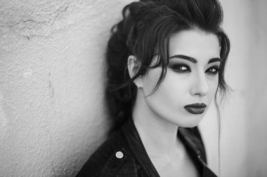 Genç güzel esmer kadın kapatmak dikey 