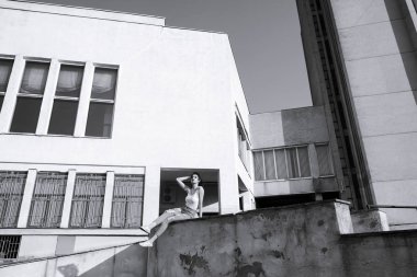 Genç, güzel esmer kadın poz veriyor.