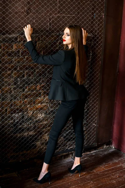 İçeride poz veren güzel bir kadın.