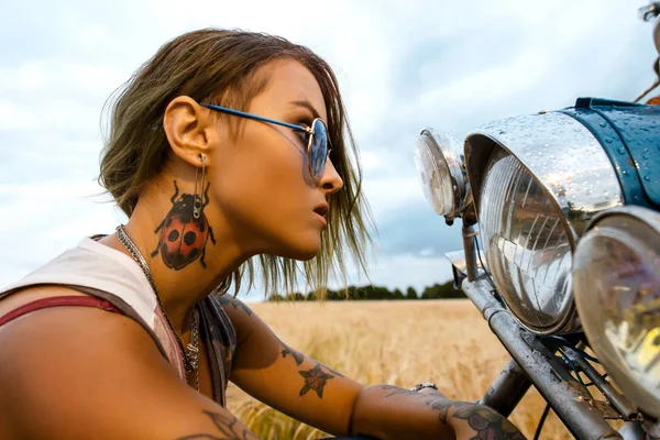 Attractive Stylish Dangerous Girl Posing Bike Deserted Nature — Stock Photo, Image