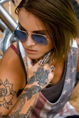 Terk edilmiş doğada bisikletle poz veren çekici şık tehlikeli kız