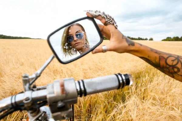 Menina Perigosa Elegante Atraente Posando Com Bicicleta Natureza Deserta — Fotografia de Stock