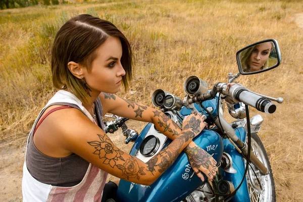 Menina Perigosa Elegante Atraente Posando Com Bicicleta Natureza Deserta — Fotografia de Stock