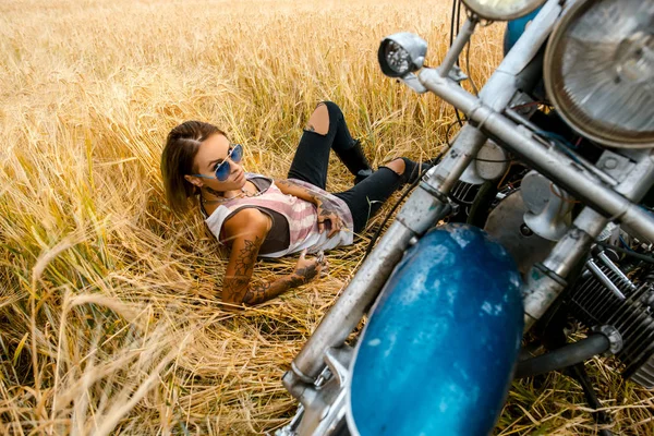 Menina Perigosa Elegante Atraente Posando Com Bicicleta Natureza Deserta — Fotografia de Stock