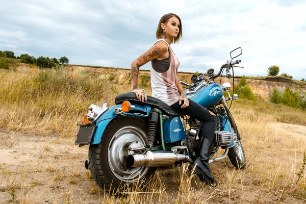 Atractiva Chica Peligrosa Elegante Posando Con Bicicleta Naturaleza Desierta — Foto de Stock