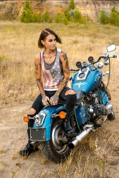 Attractive Stylish Dangerous Girl Posing Bike Deserted Nature — Stock Photo, Image