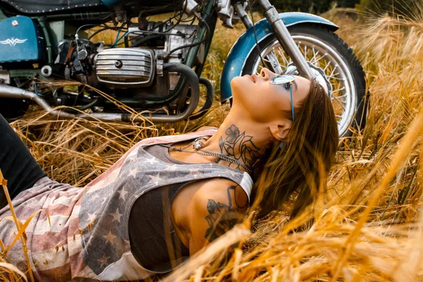 Menina Perigosa Elegante Atraente Posando Com Bicicleta Natureza Deserta — Fotografia de Stock