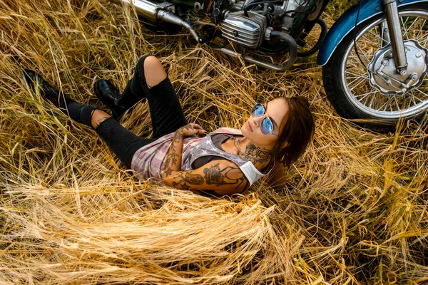 Attractive Stylish Dangerous Girl Posing Bike Deserted Nature — Stock Photo, Image