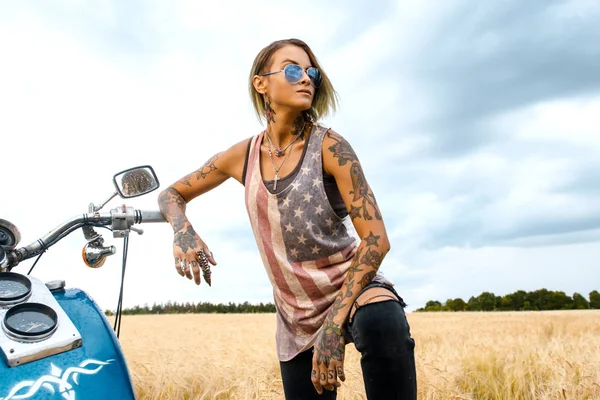 Menina Perigosa Elegante Atraente Posando Com Bicicleta Natureza Deserta — Fotografia de Stock