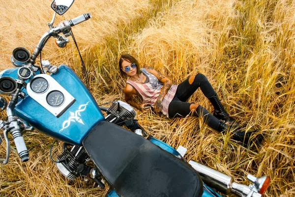 Attractive Stylish Dangerous Girl Posing Bike Deserted Nature — Stock Photo, Image