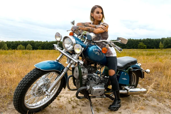 Attractive Stylish Dangerous Girl Posing Bike Deserted Nature — Stock Photo, Image