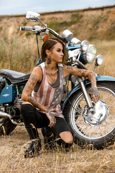 Attraente Elegante Ragazza Pericolosa Posa Con Bicicletta Nella Natura Deserta — Foto Stock